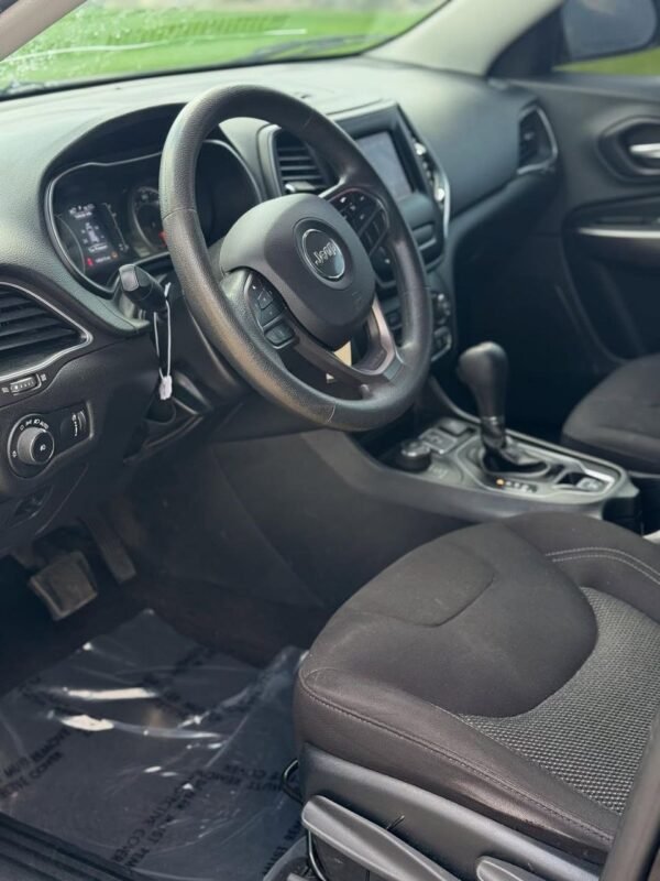2019 Jeep Cherokee - Image 3