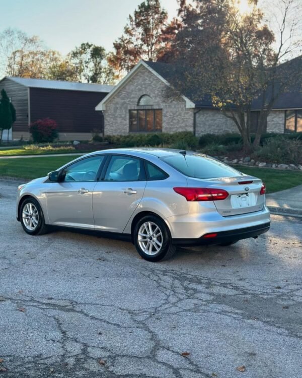2018 Ford Focus SE  - Image 2