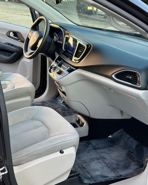 2017 Chrysler Pacifica  - Image 7