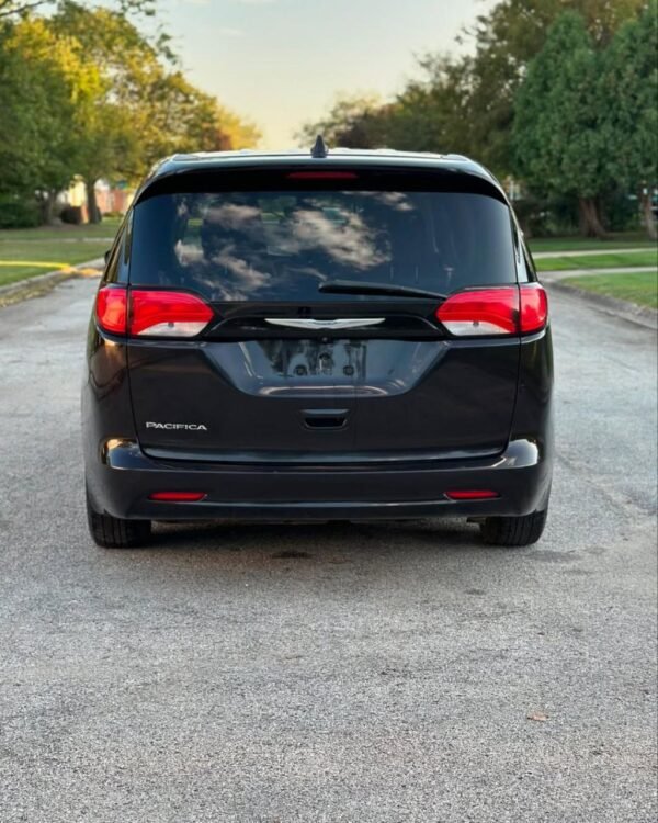 2017 Chrysler Pacifica  - Image 3