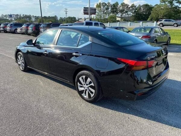 Nissan Altima 2017 for Sale Only 14,460 Miles, One Owner, Clean Title - Image 2